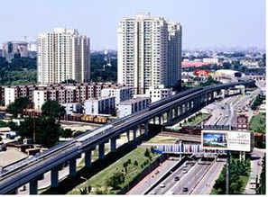 随着轨道交通和互联网的发展,天津居民的生活方式正悄然发生着改变.小题1 为了使中心城区与滨海新区核心区间的客运交通更加便捷,我市实现了津滨轻轨与市内地铁的连通.这一变化体现了我市轨道交通的